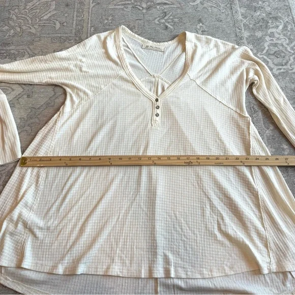 We The Free Citrine Ivory Knit Raw edge boho V-Neck Top M Oversized and relaxed - Picture 14 of 16